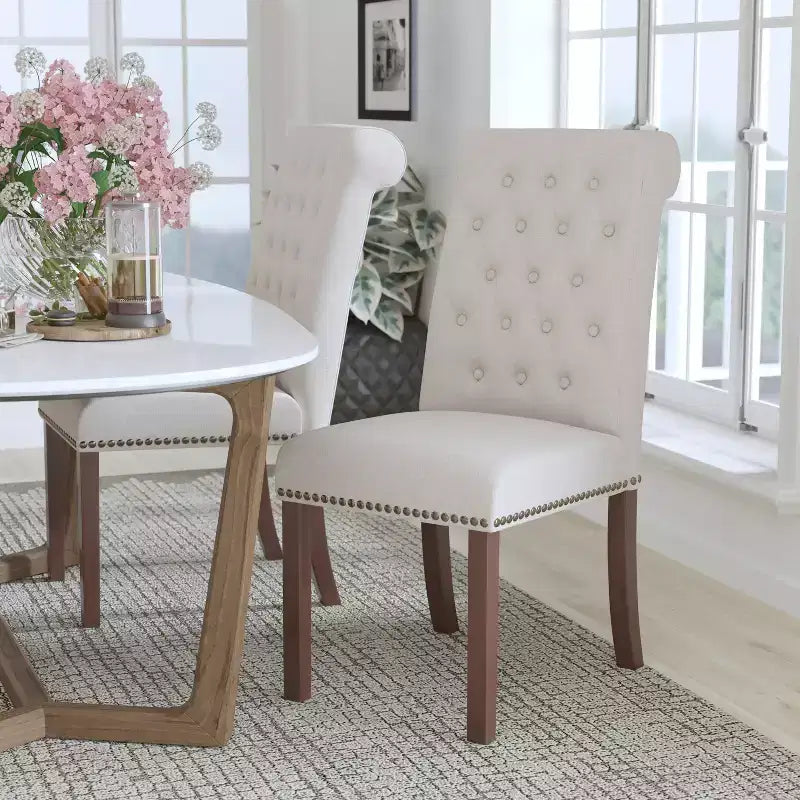 Chaise Parsons à dossier roulé, avec clous décoratifs